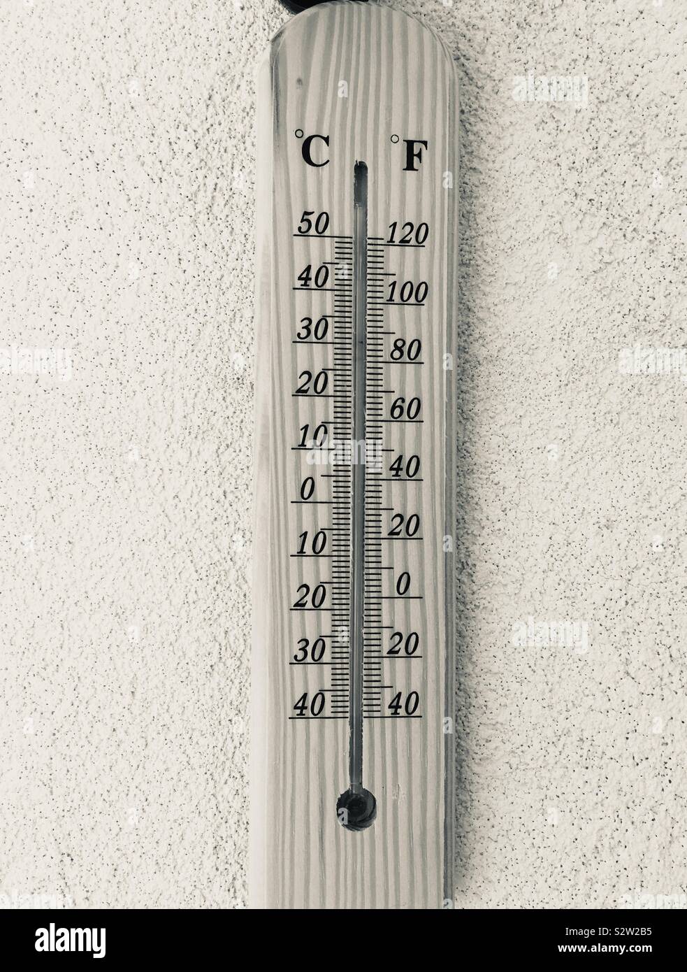 Outside thermometer hi-res stock photography and images - Alamy