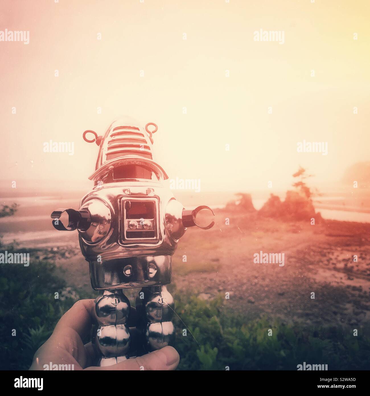Vintage robot hi-res stock photography and images - Alamy
