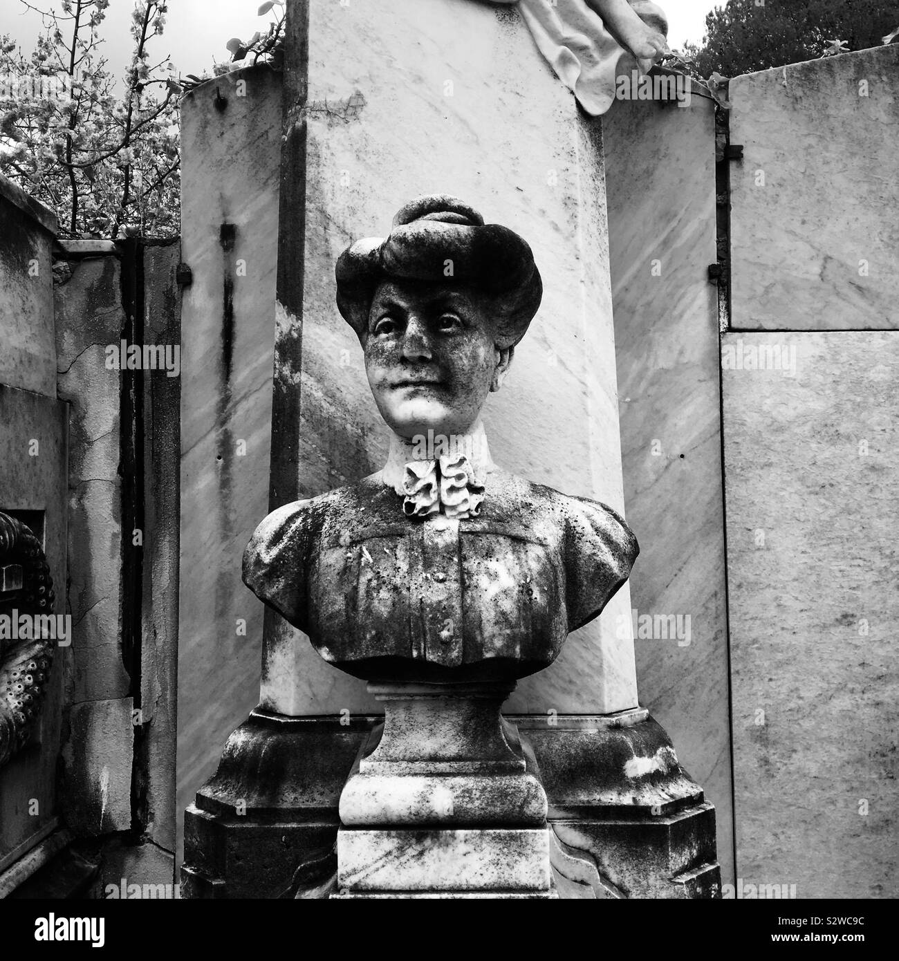 Cemetery statue hires stock photography and images Alamy