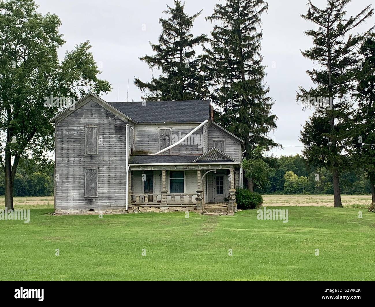 Abandoned old farm house with boarded windows in Ohio Stock Photo