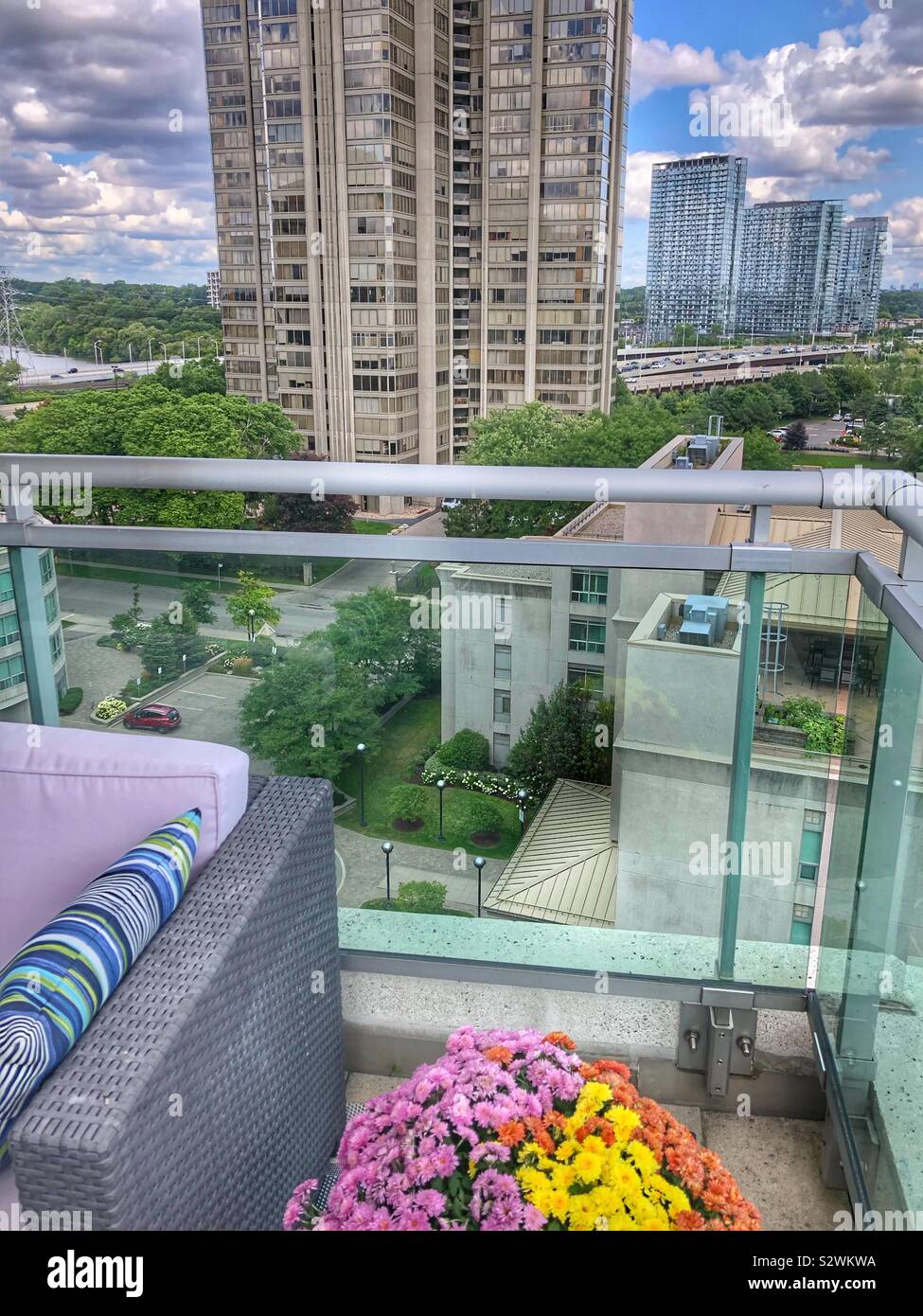 Modern toronto residential buildings hi-res stock photography and ...