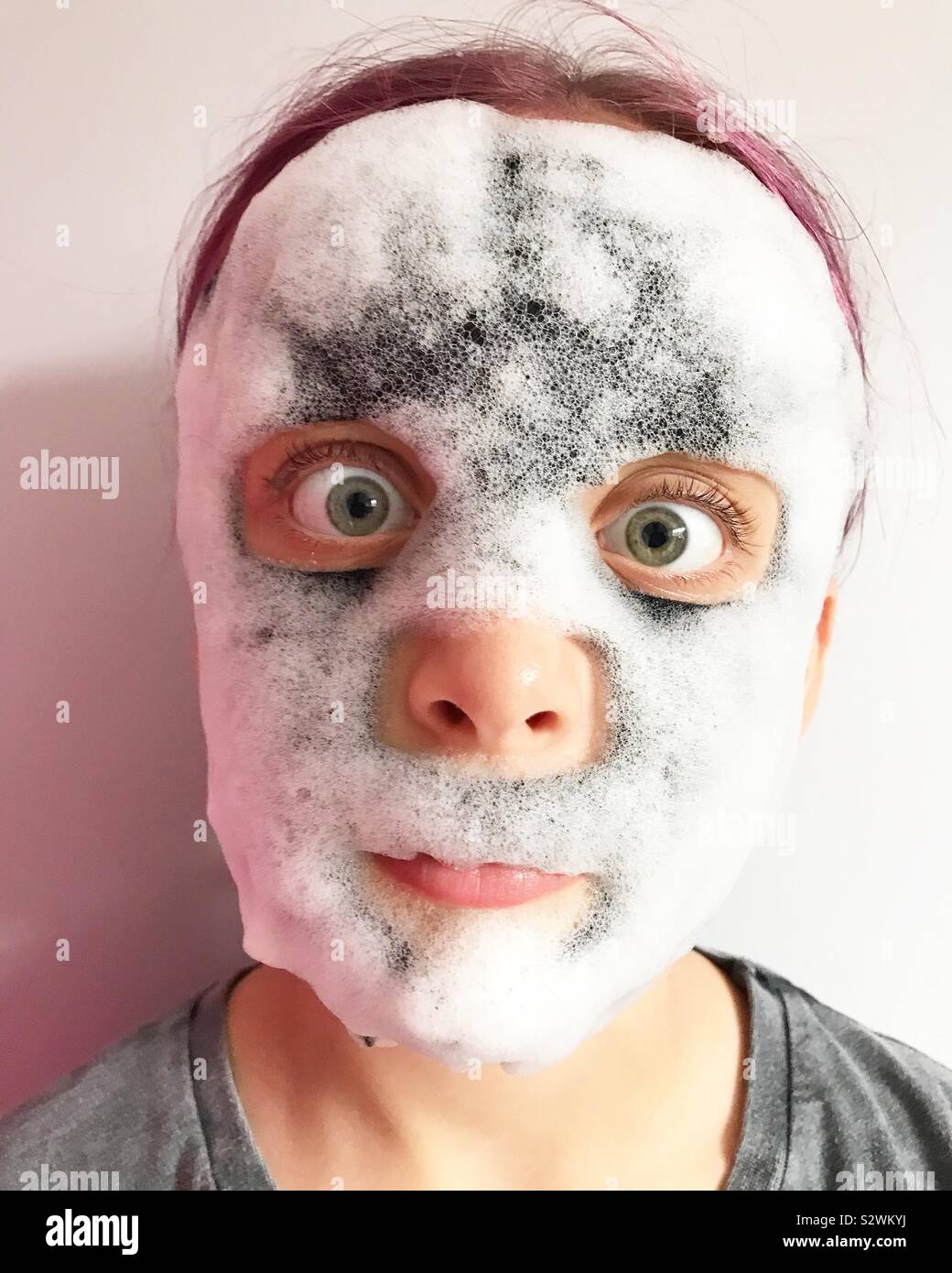 tøve Brøl Ray Bubble face mask on a girl Stock Photo - Alamy