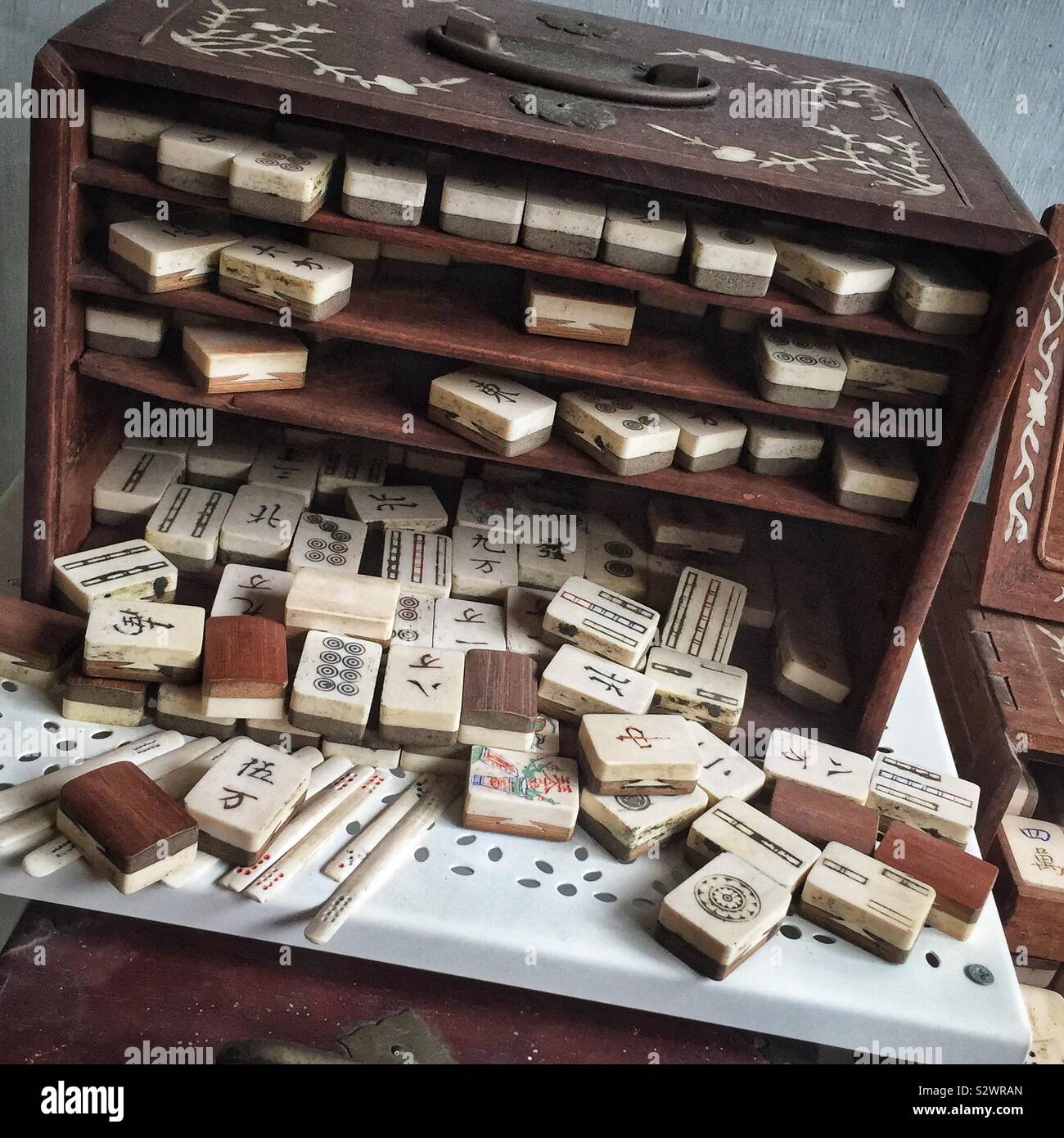 Vintage Bone and bamboo Mahjong or mah-jongg playing tiles in box.  Background Stock Photo - Alamy