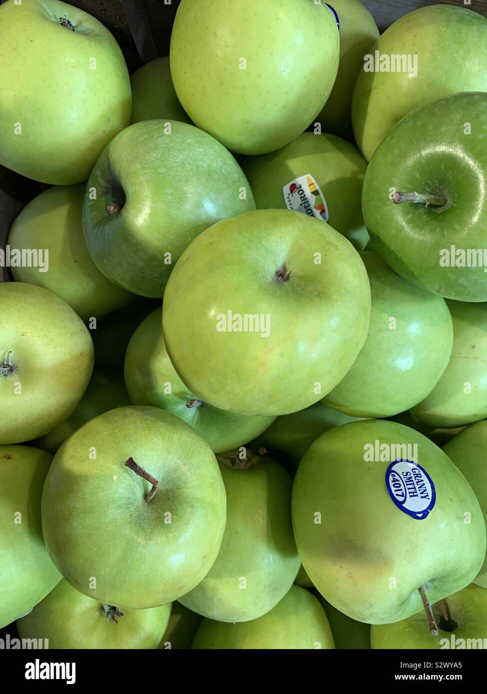 Granny Smiths green apples, fresh farm shop produce Stock Photo Alamy