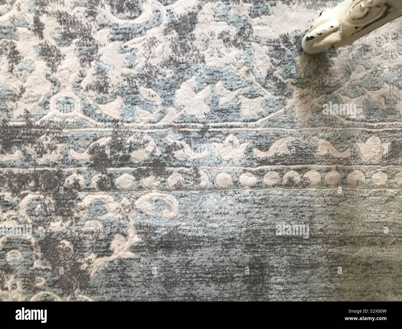 Blue and white rug Stock Photo - Alamy