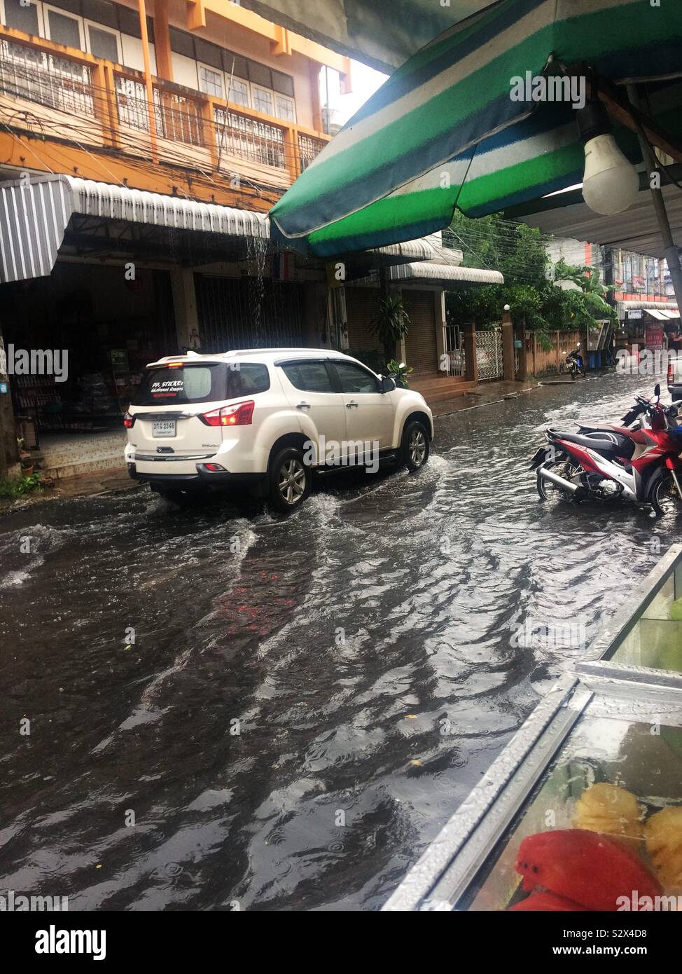 Suv in flooded road hires stock photography and images Alamy