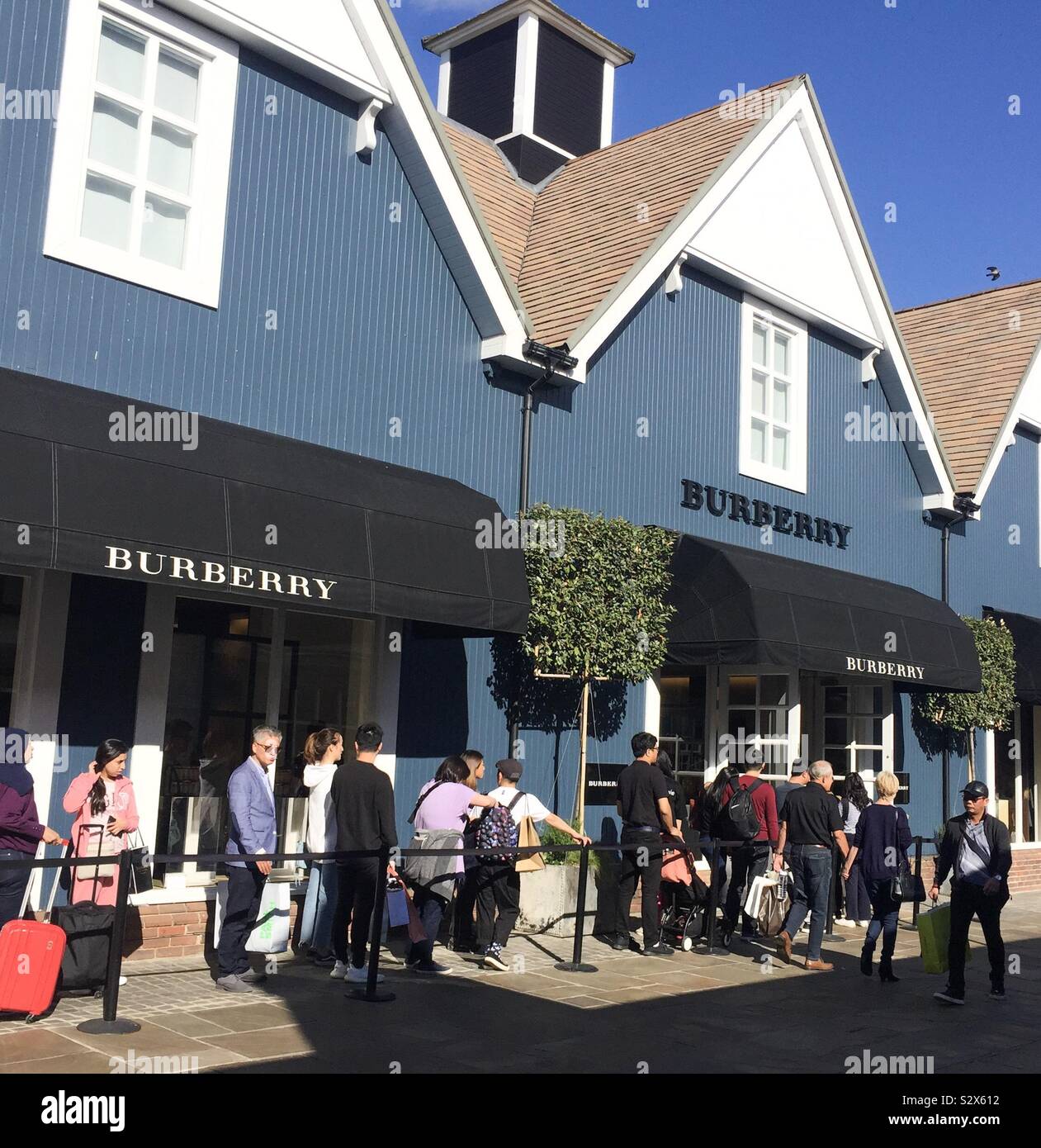 Queues to enter Burberry store, Bicester Village, Oxfordshire Stock Photo -  Alamy