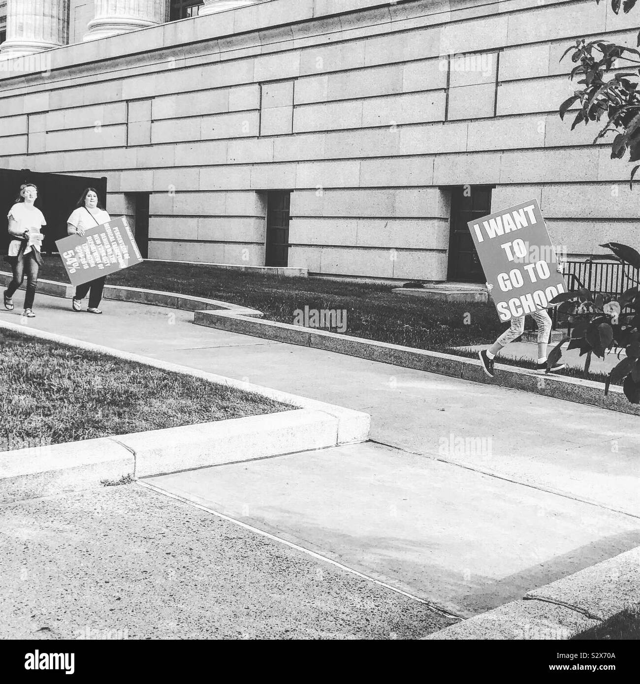 Anti-Vaxer holding up protest signs in front of the education building in Albany New York Stock Photo