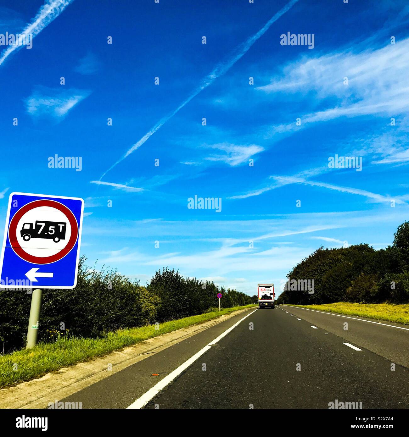 A 7.5 Ton maximum weight transportation lorry dual carriageway sign on the grass verge side of a major road route Stock Photo