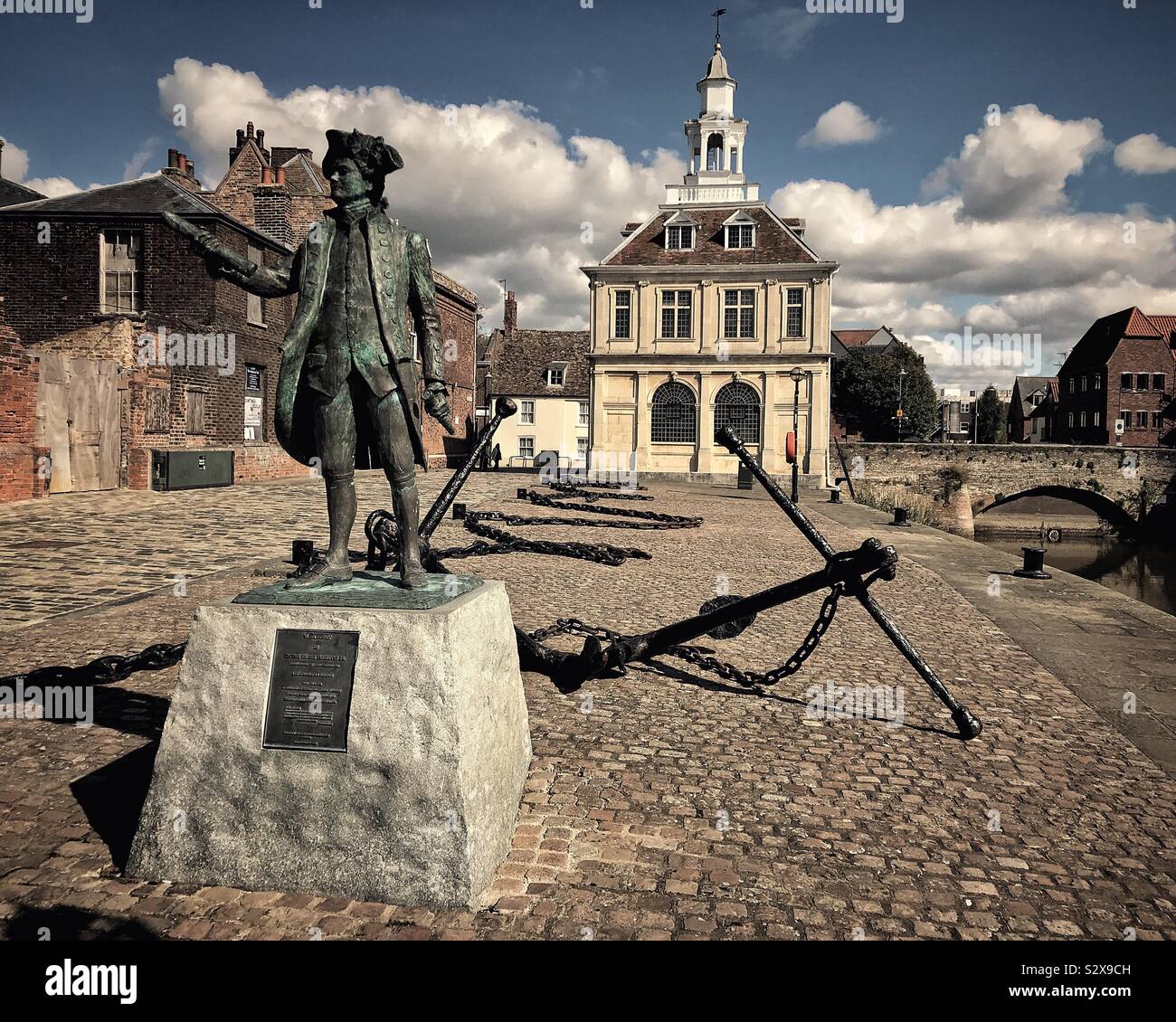 Statue of captain George Vancouver in front of the Customs house Kings ...