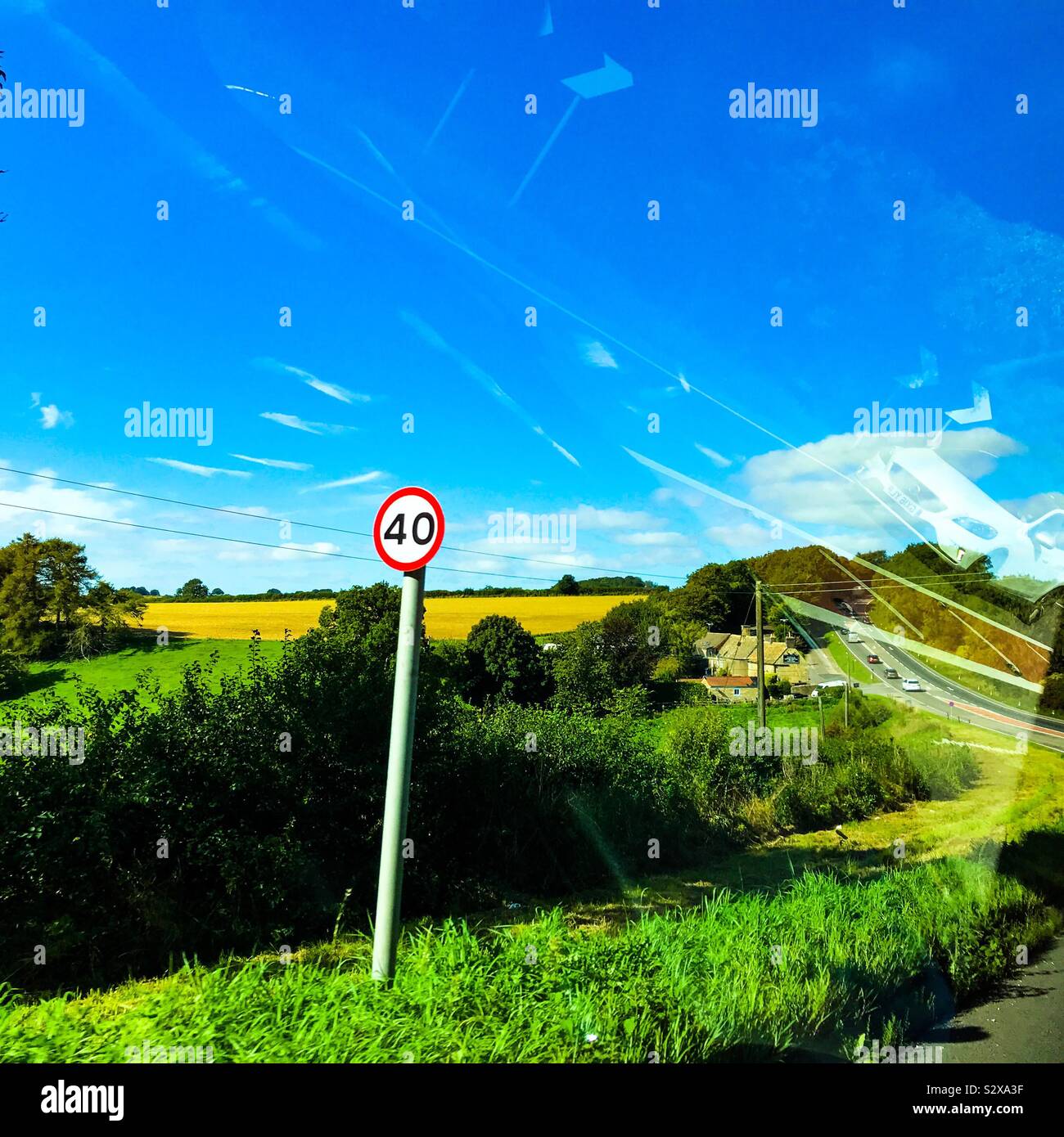 40 mph miles per hour speed limit sign on grass verge of roadway carriageway Stock Photo