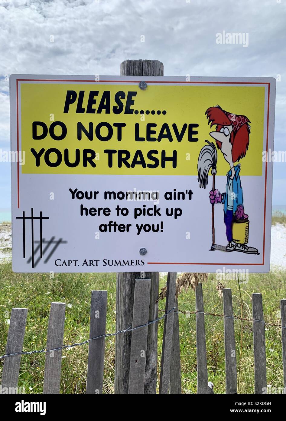 Cute outdoor sign at the beach about littering Stock Photo