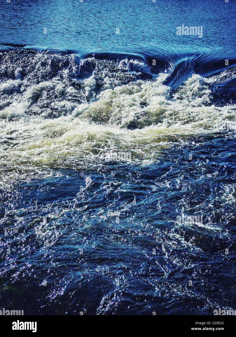 Fast flowing water over a weir hi-res stock photography and images - Alamy