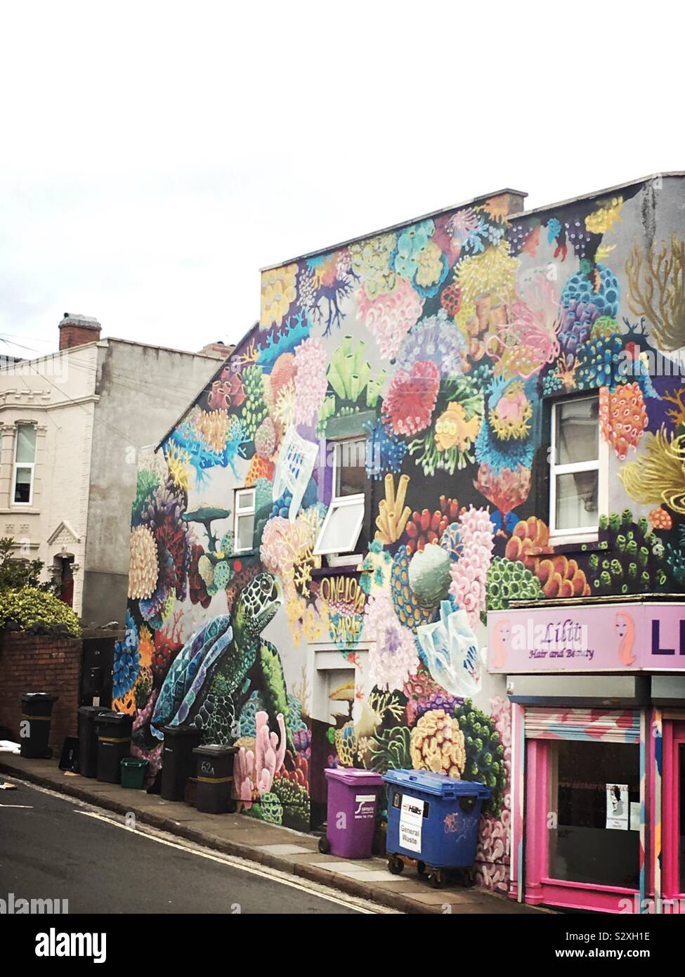 Colourful street art bristol uk hi-res stock photography and images - Alamy