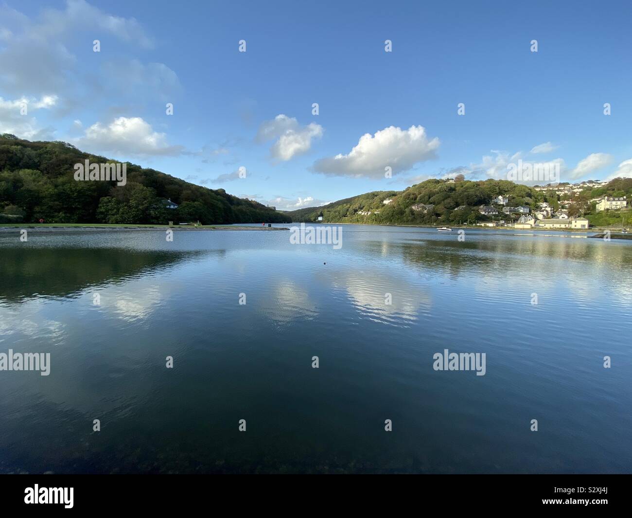 Lake like conditions over the millpool over the east & west Looe rivers, Cornwall Stock Photo