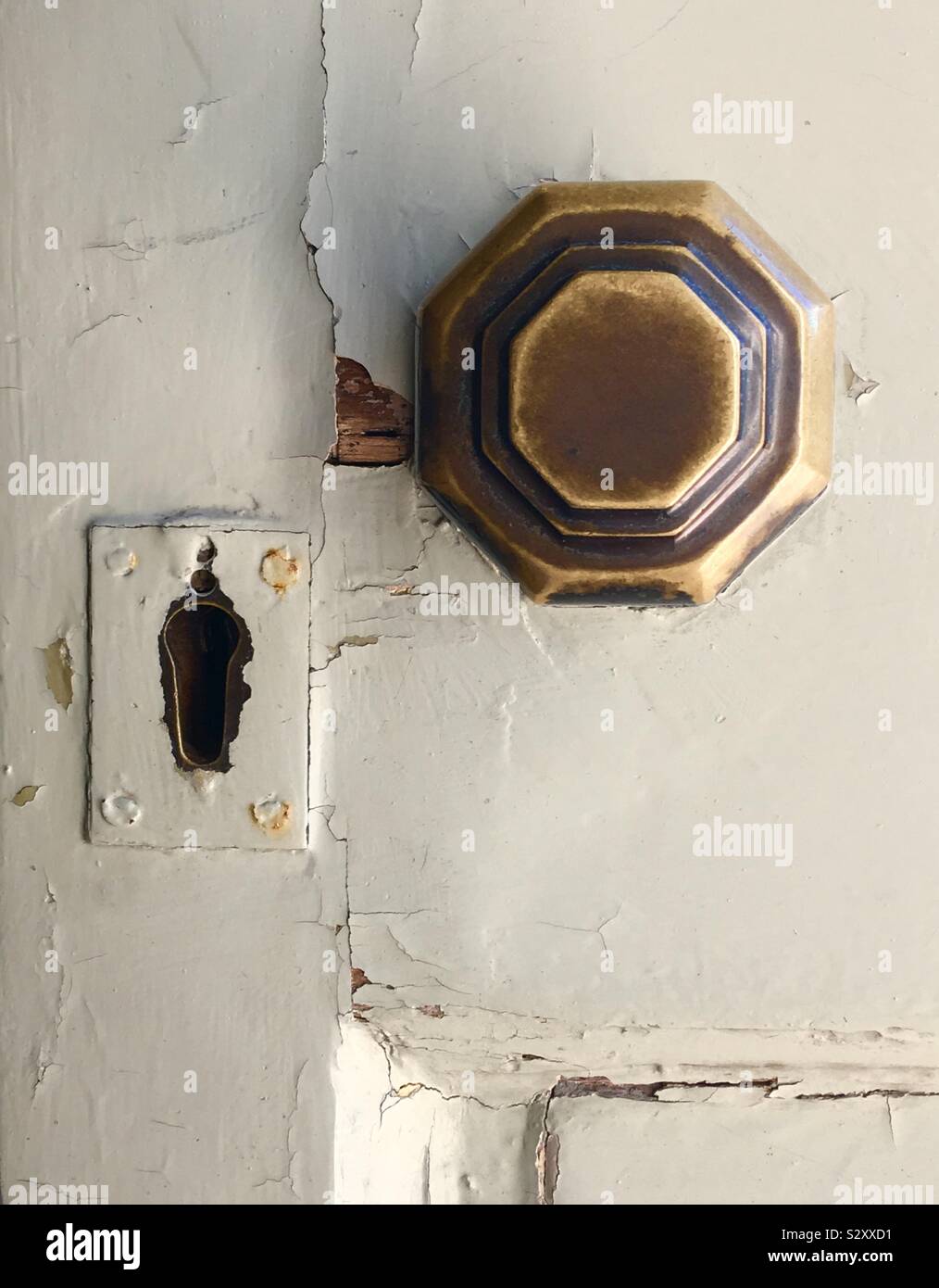 Old door knob keyhole hires stock photography and images Alamy