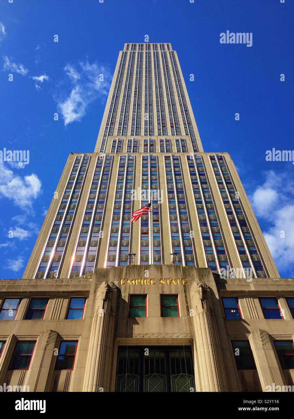 the-front-entrance-of-the-empire-state-building-skyscraper-is-on-fifth-avenue-in-midtown-manhattan-nyc-usa-S2Y116.jpg
