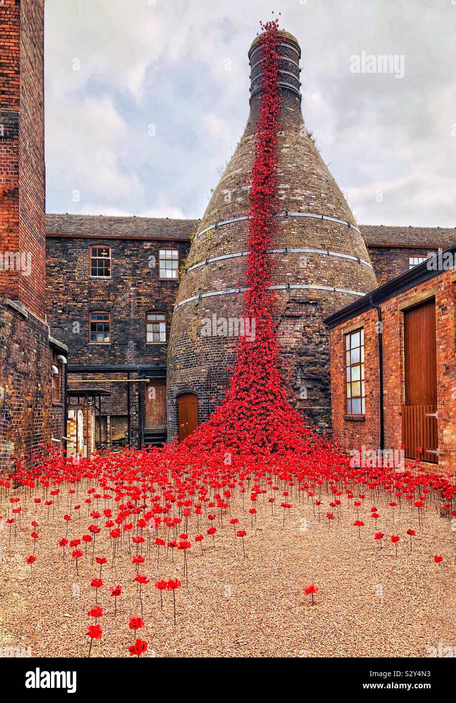 14-18 War Poppy Tour Middleport Pottery Stoke on Trent Weeping Window Stock Photo