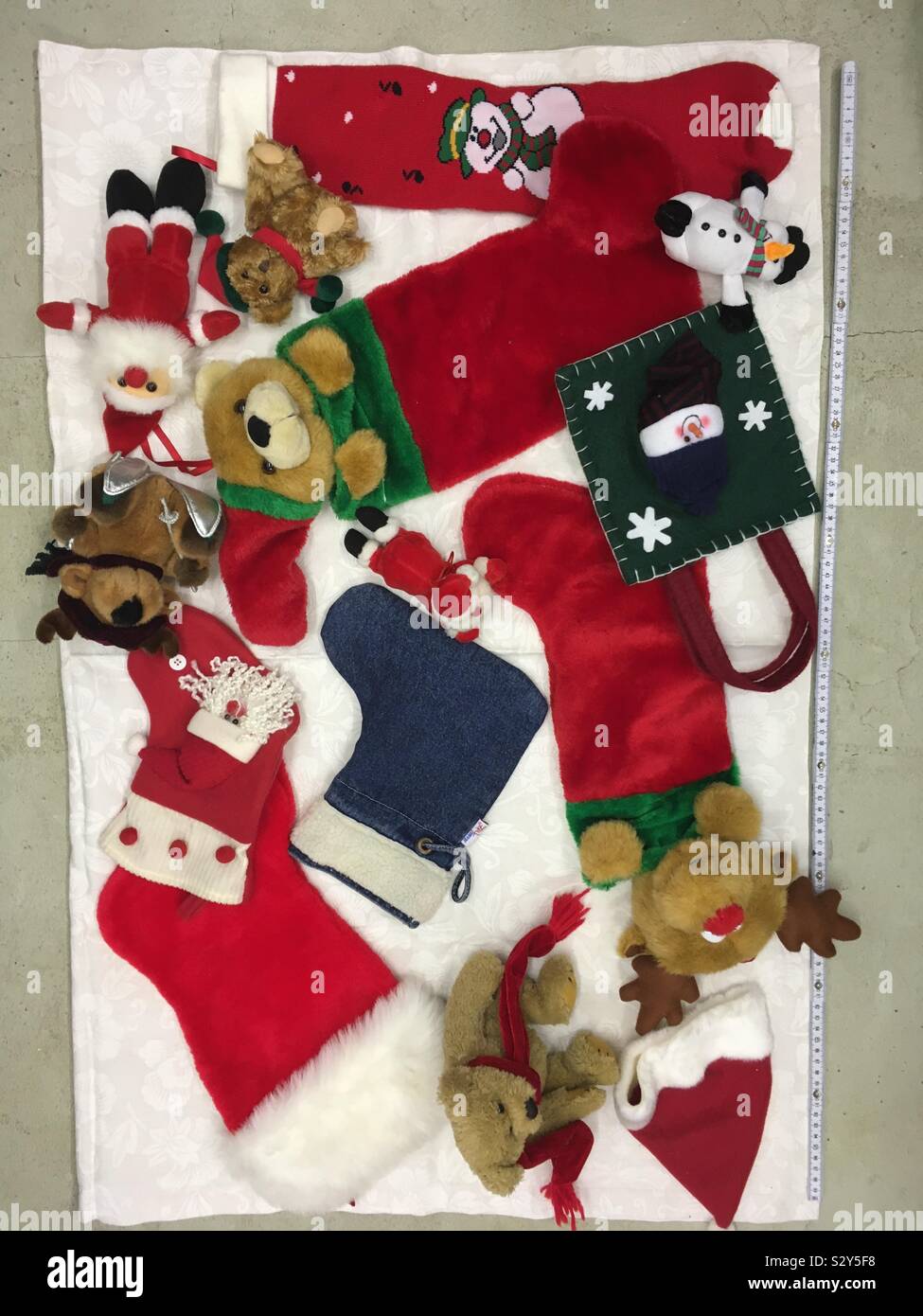 Nikolaus Stiefel aus Plüsch mit Rentier Bär und Nikolaus Motiv Stock Photo