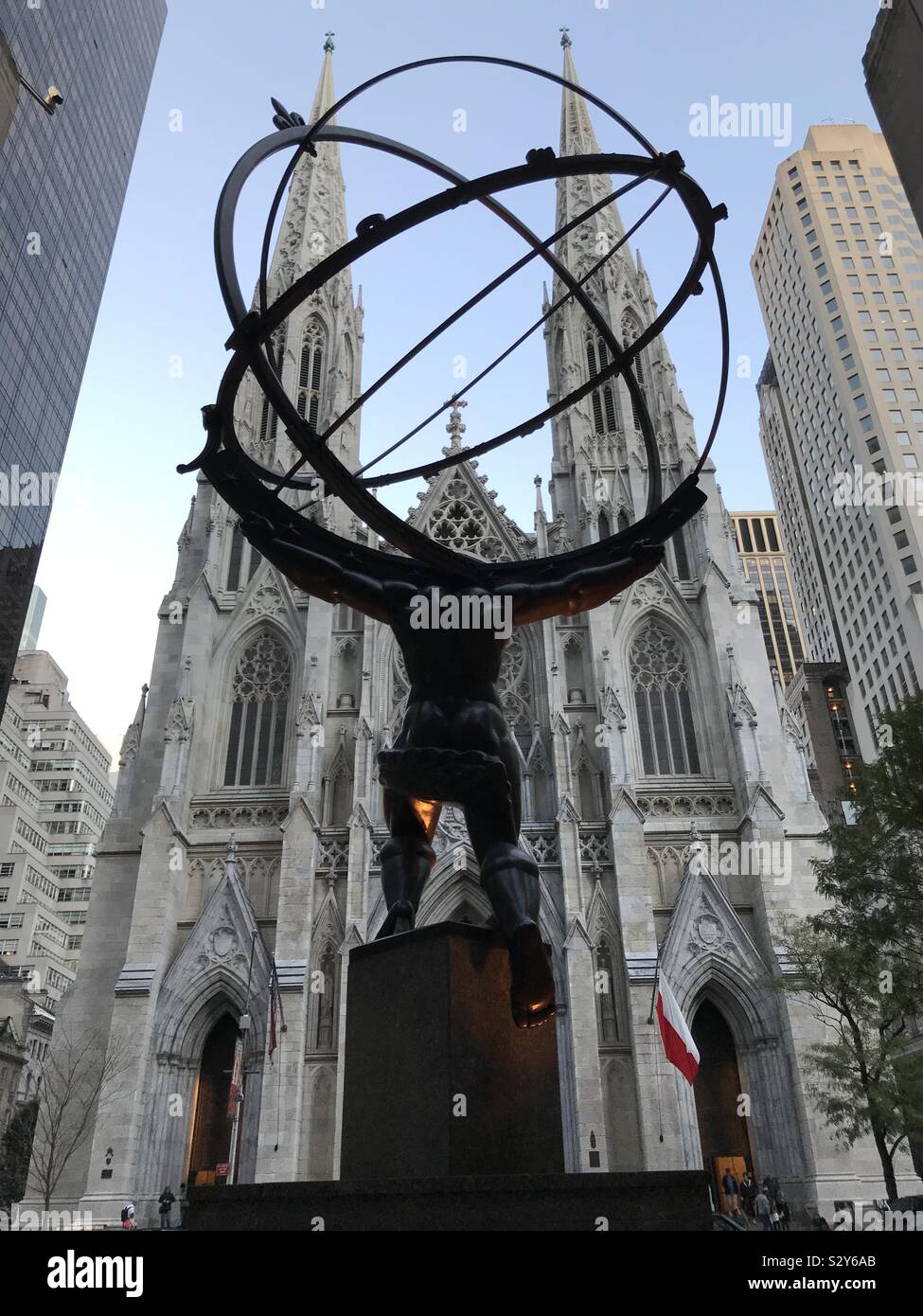 Atlas Statue at Rockefeller Center in front of St Patrick’s Cathedral, New York Stock Photo