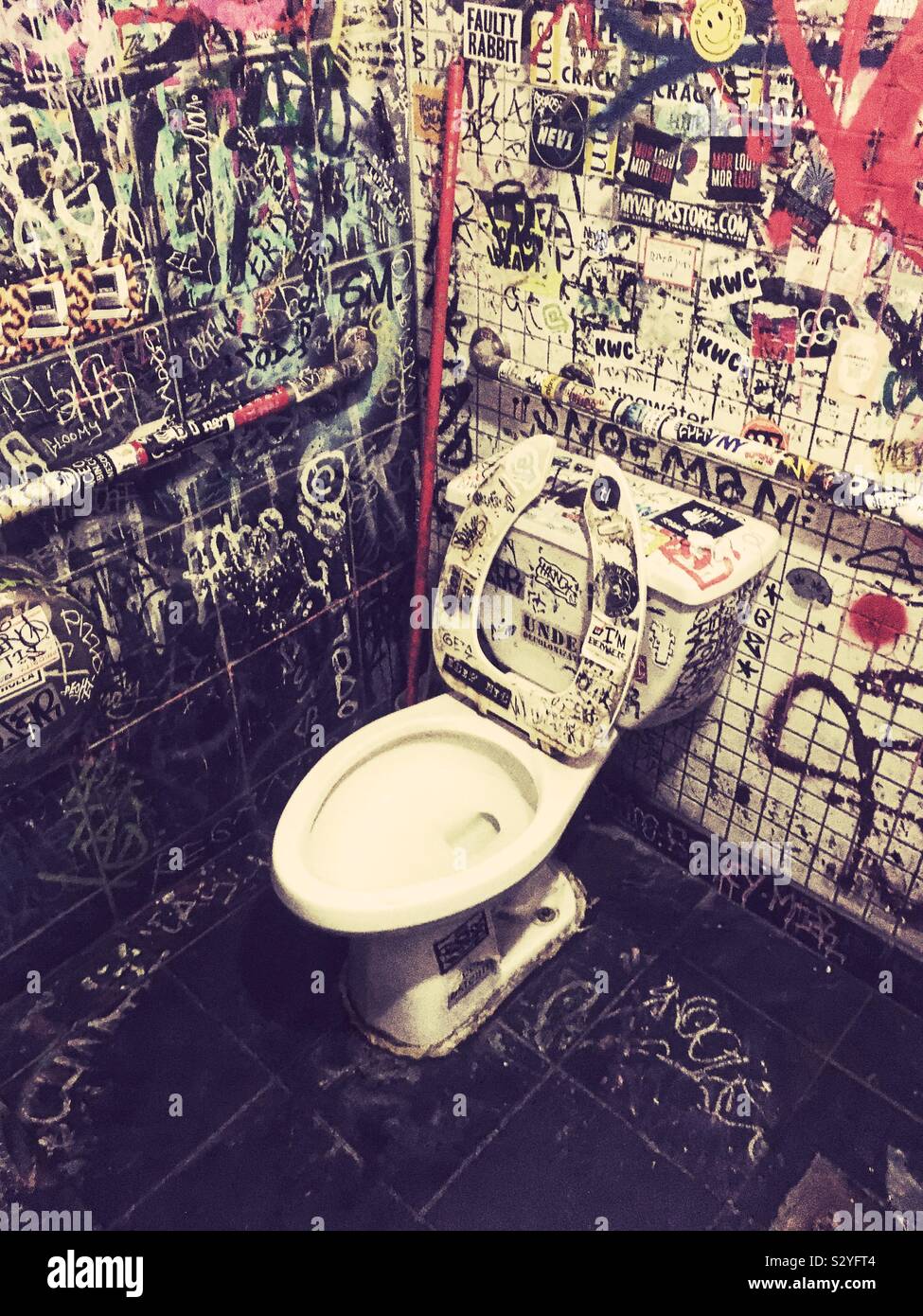 Graffiti covered toilet hi-res stock photography and images - Alamy