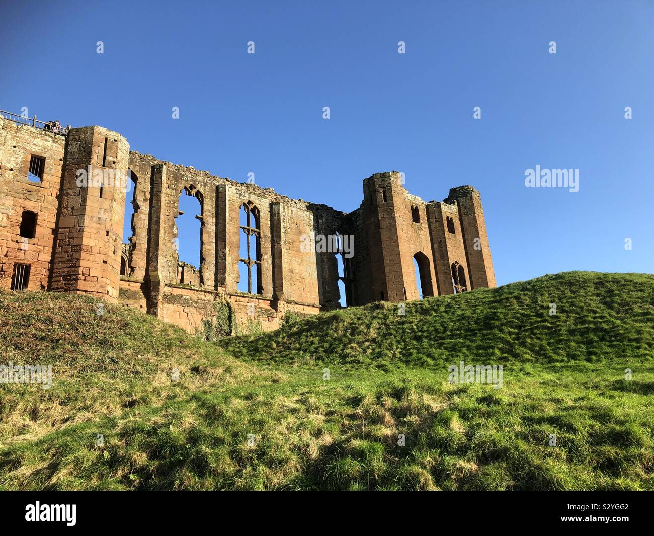 Brilliantly lit ruins at Kenilworth Castle against a perfect blue sky. Stock Photo