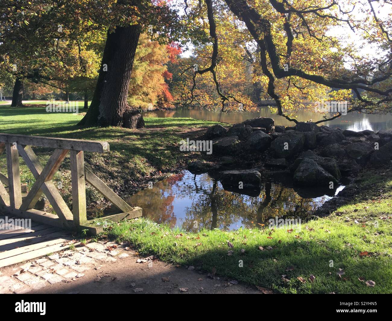 Romantischer Spaziergang im Park von Schloß Favorit (öffentlich) Stock Photo