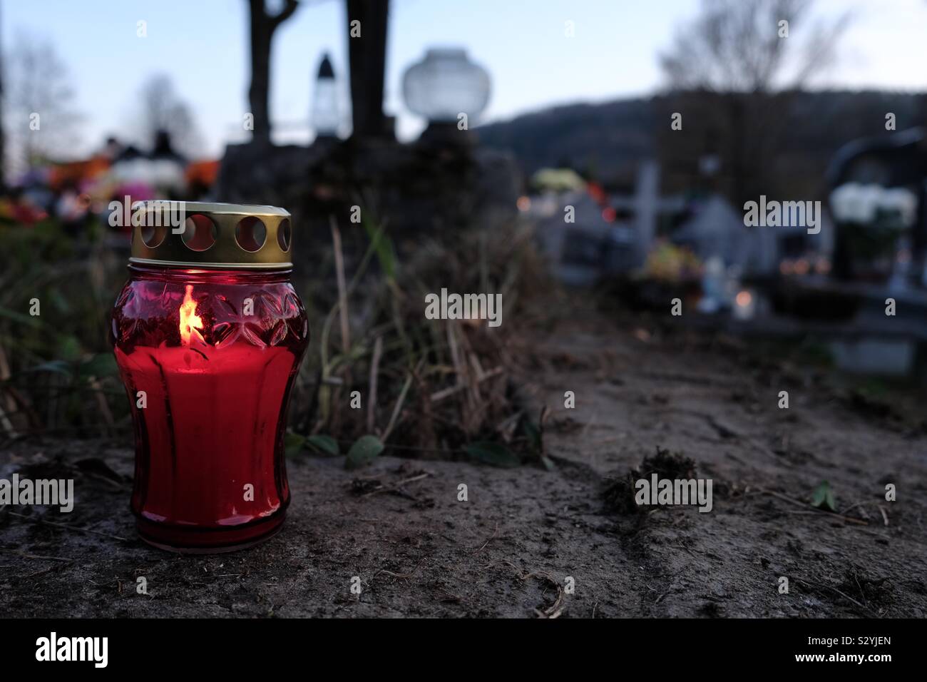 Grave candle at cemetery hires stock photography and images Alamy