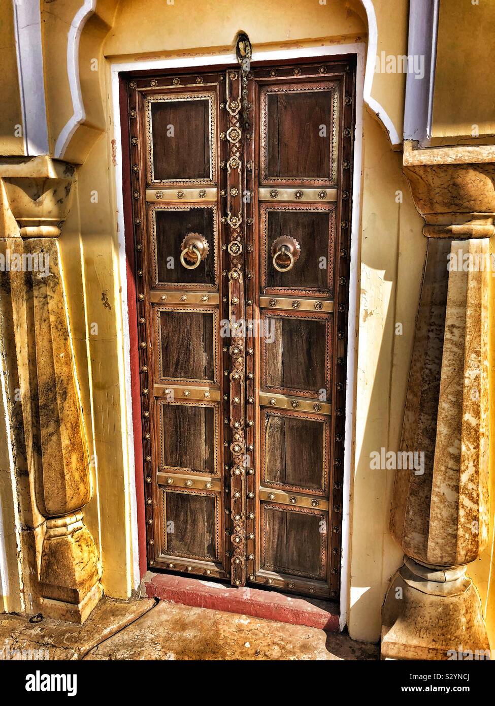 Indian door hi-res stock photography and images - Alamy