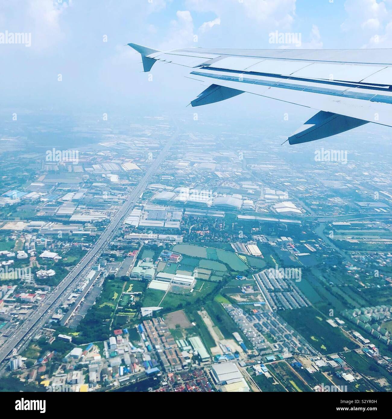 Aircraft flying over city hi-res stock photography and images - Alamy