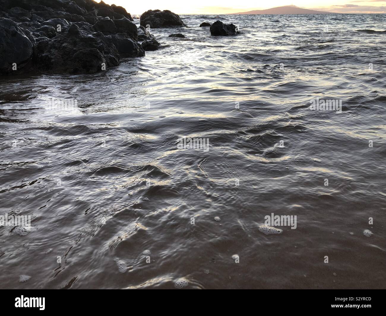 Tide coming in Stock Photo - Alamy