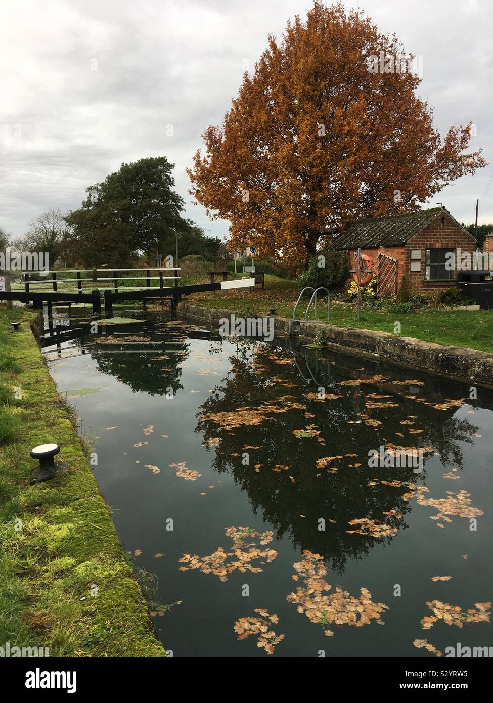 Driffield Canal Old Lock at Wansford Stock Photo Alamy