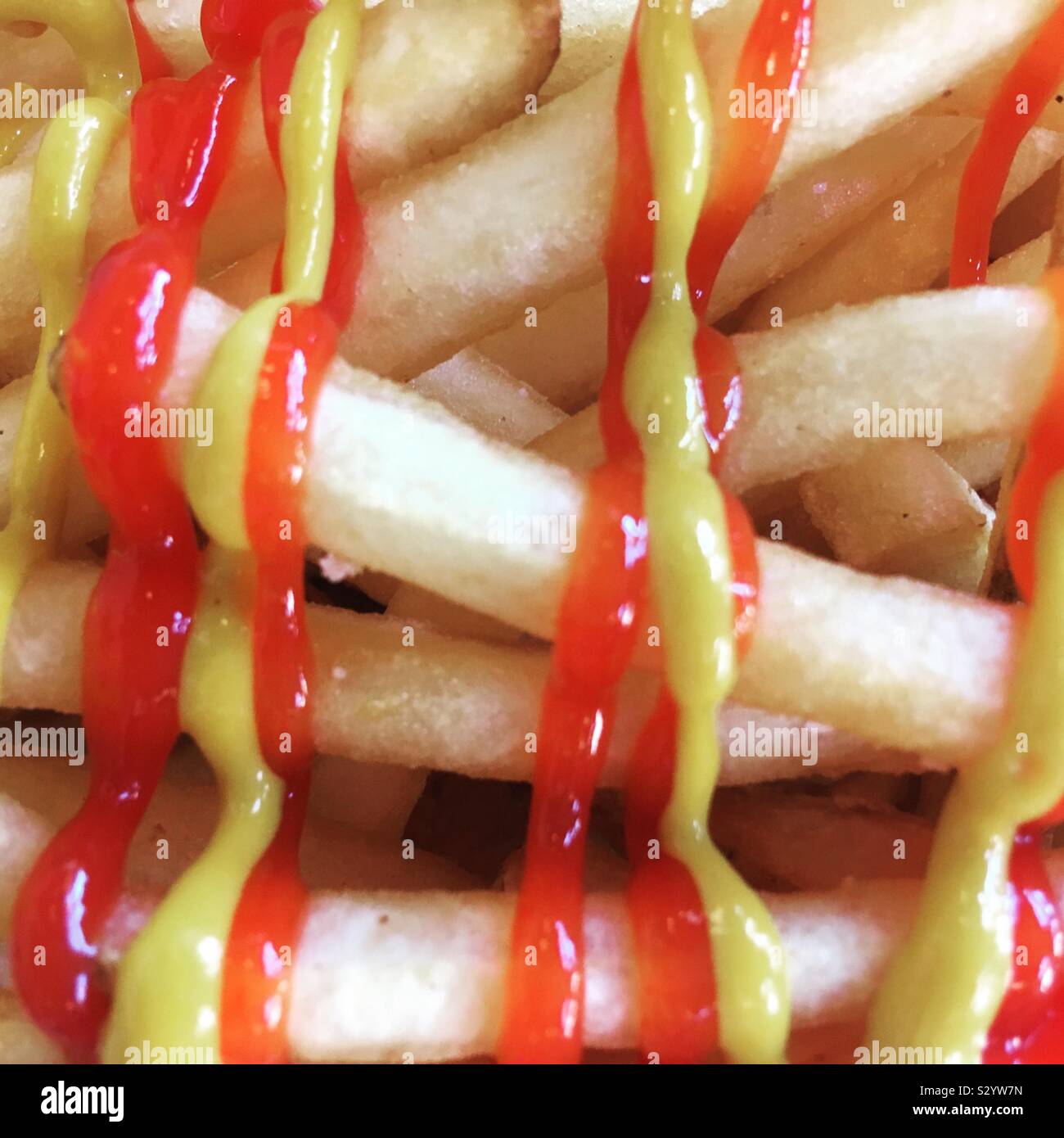 Chips mustard ketchup American diner Stock Photo Alamy