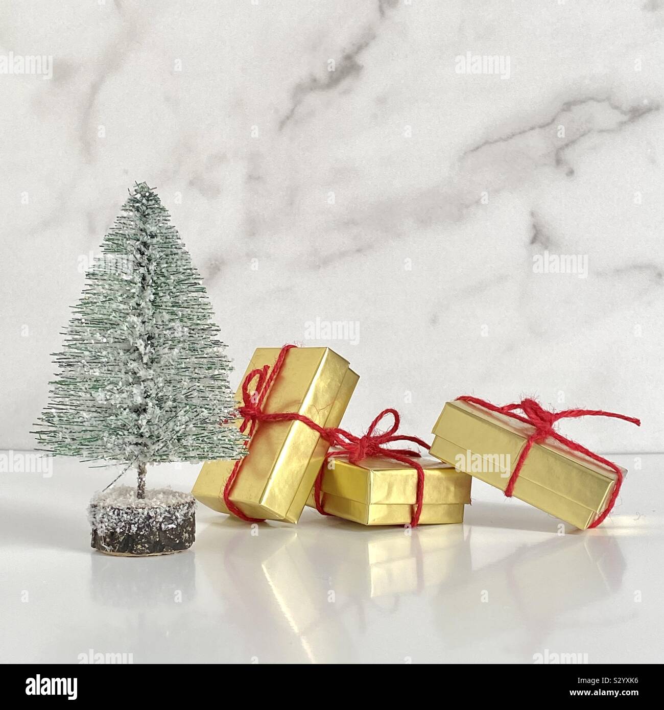 Christmas tree with gold gift boxes and red ribbons Stock Photo - Alamy