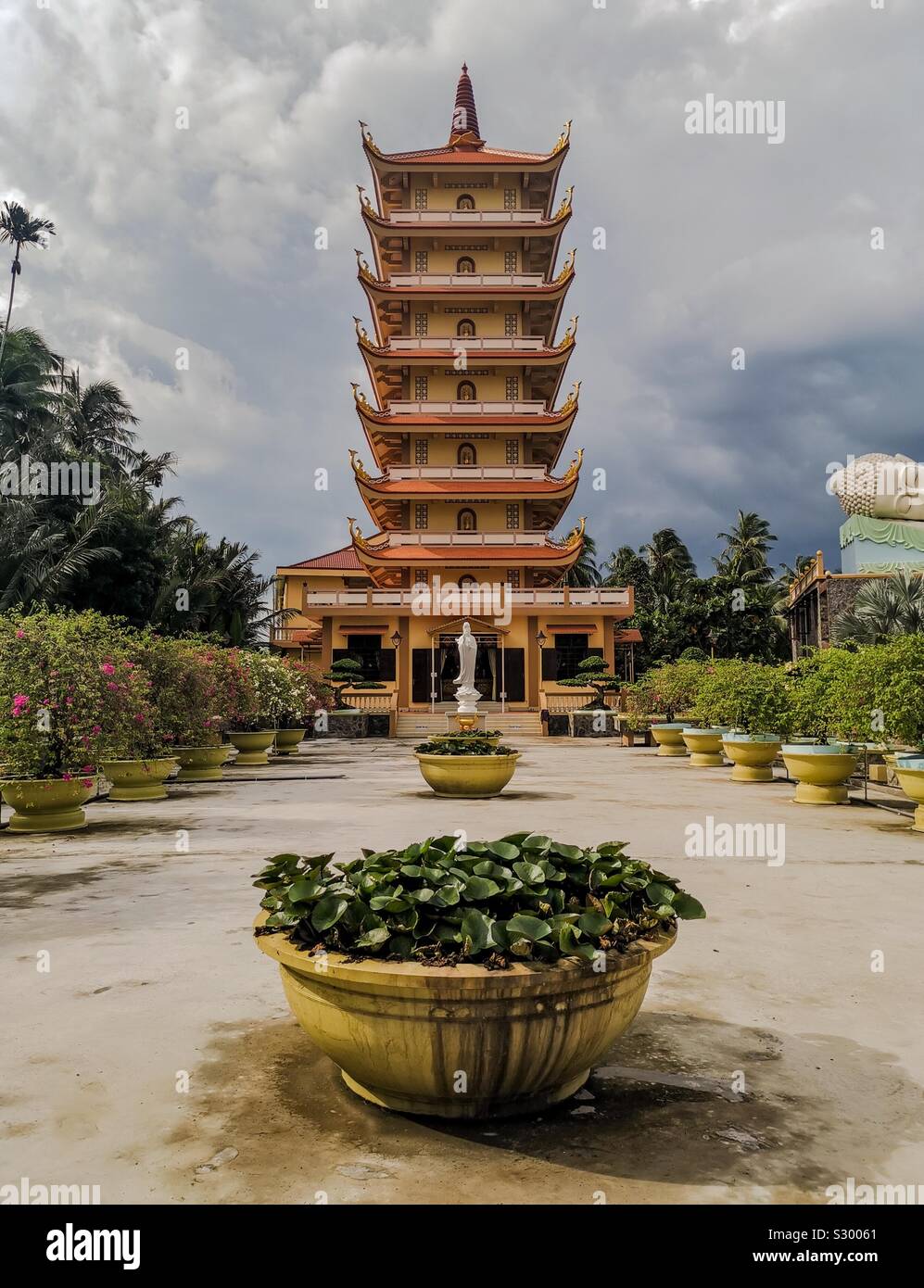 Vietnamese pagoda hi-res stock photography and images - Alamy