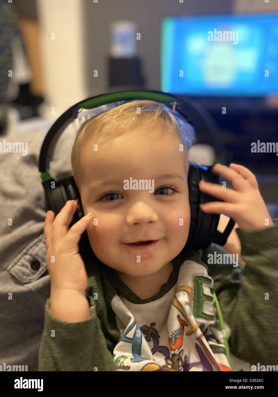 Baby with headphones hi-res stock photography and images - Alamy