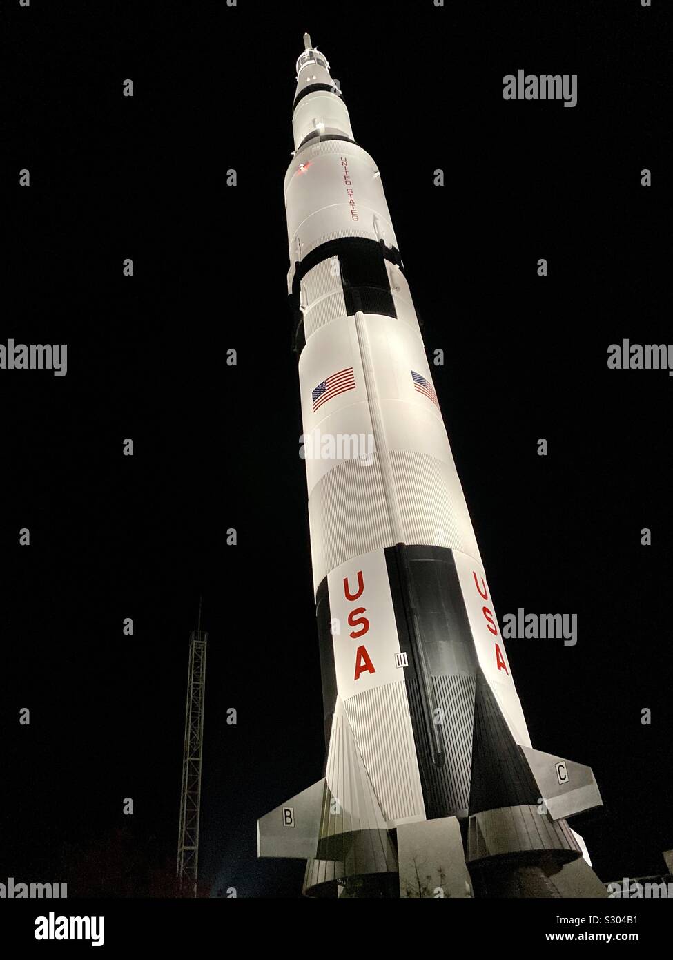 NASA’s Saturn V Rocket that to AMERICAN astronauts to the moon in 1969. Full size replica that looms over its home of HUNTSVILLE, AL USA. Stock Photo