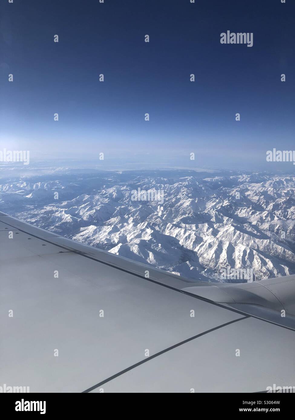 Blick aus dem Flugzeug auf das Gebirge in der Gegend um Vars in Frankreich Stock Photo