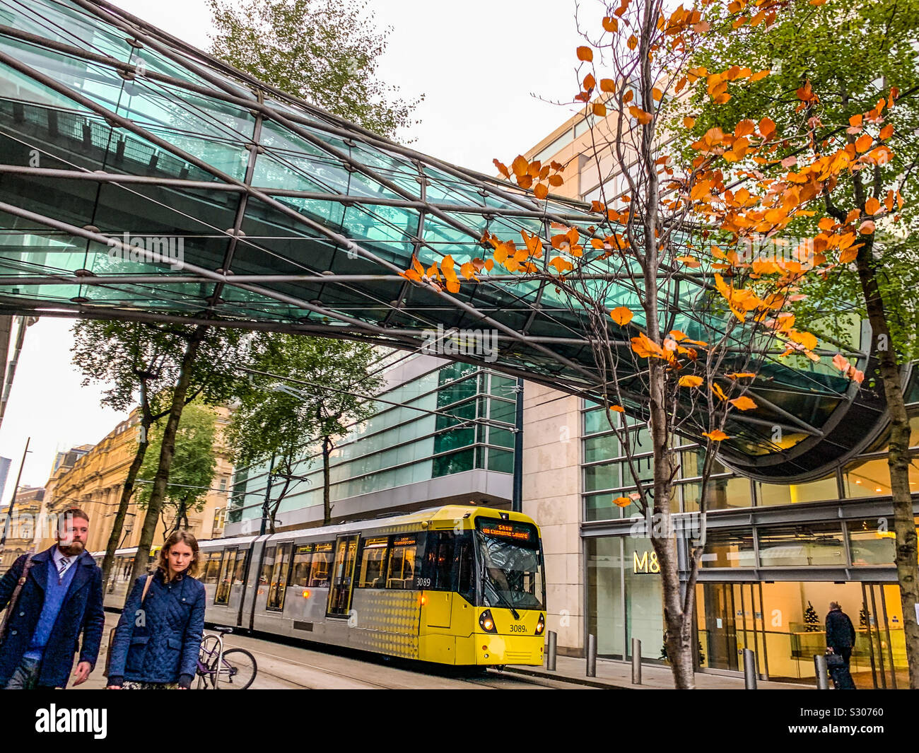 Glass tunnel bridge next to Selfridges in Manchester Stock Photo