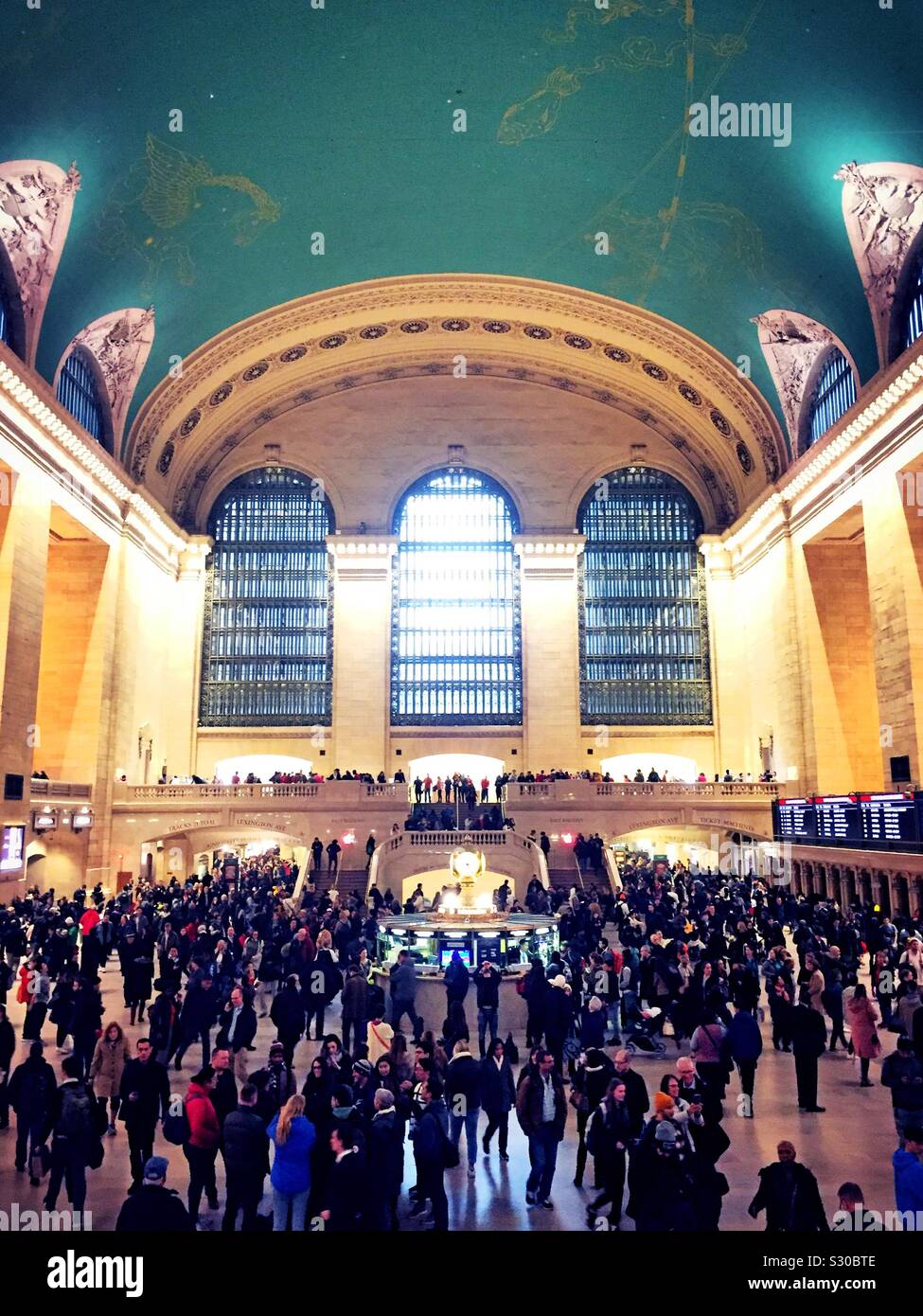 Rush-hour travelers and commuters pack the grand concourse at Grand Central terminal, NYC, USA - Smartphone Captured Stock Image