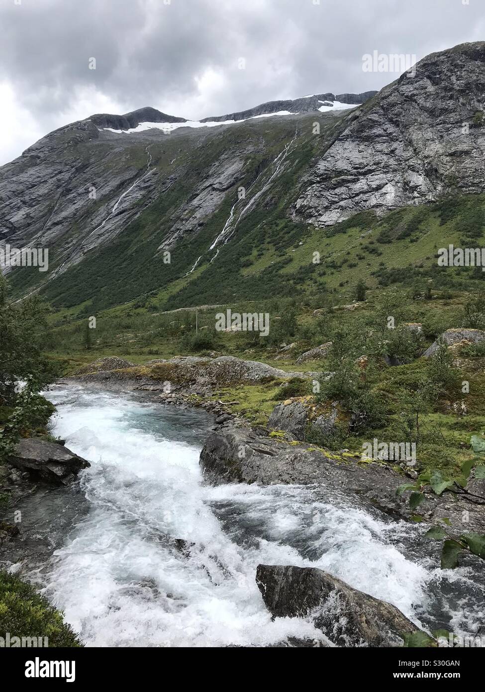 Blick auf die Berglandschaft mit Bachlauf in Hjelledalen -Norwegen Stock Photo
