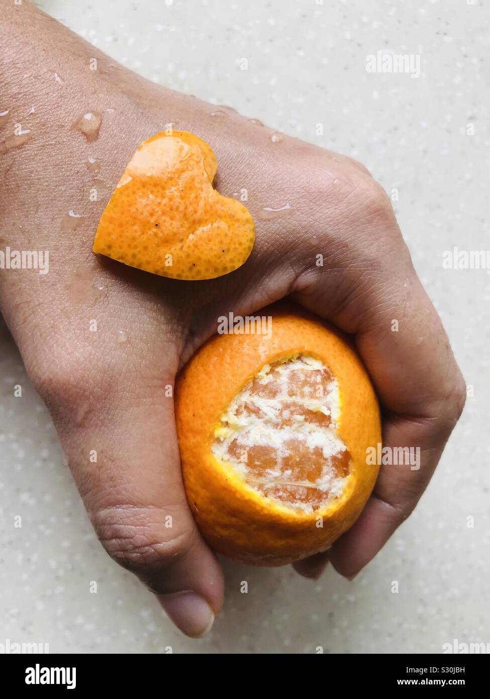 Peel by hand hi-res stock photography and images - Alamy