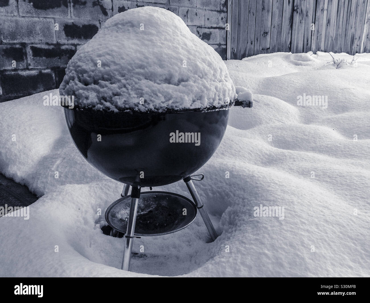 hensigt moronic jeg læser en bog Weber barbecue grill covered in snow in Brooklyn, New York backyard.  Monochrome. Snowy BBQ. 2014. Looks like ice cream cone Stock Photo - Alamy