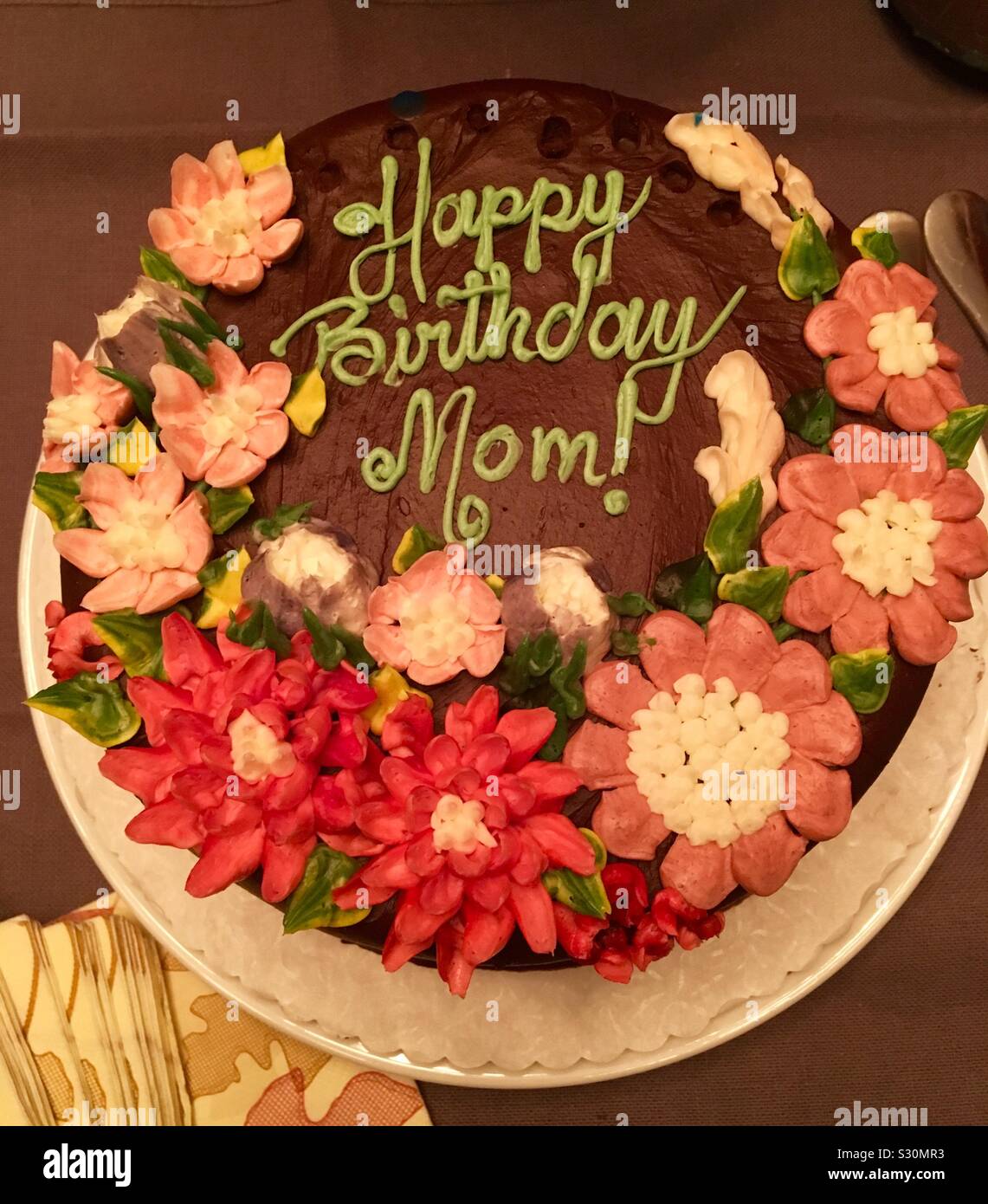 Birthday cake decorated with the words “happy birthday mom” and ...