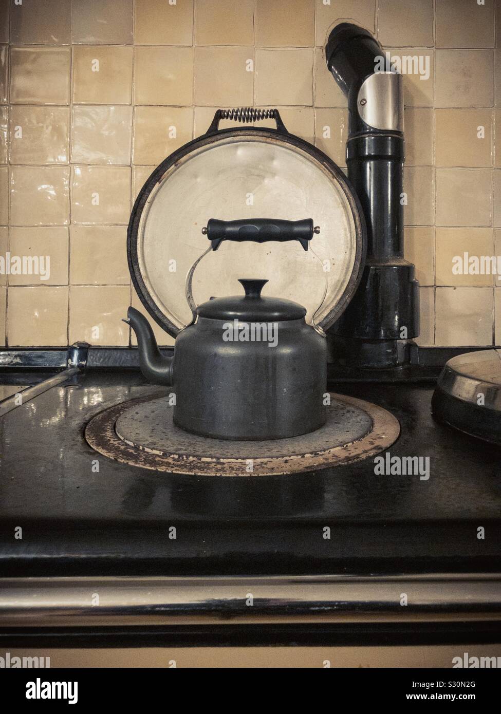 https://c8.alamy.com/comp/S30N2G/kettle-boiling-on-hob-on-aga-cooking-range-S30N2G.jpg