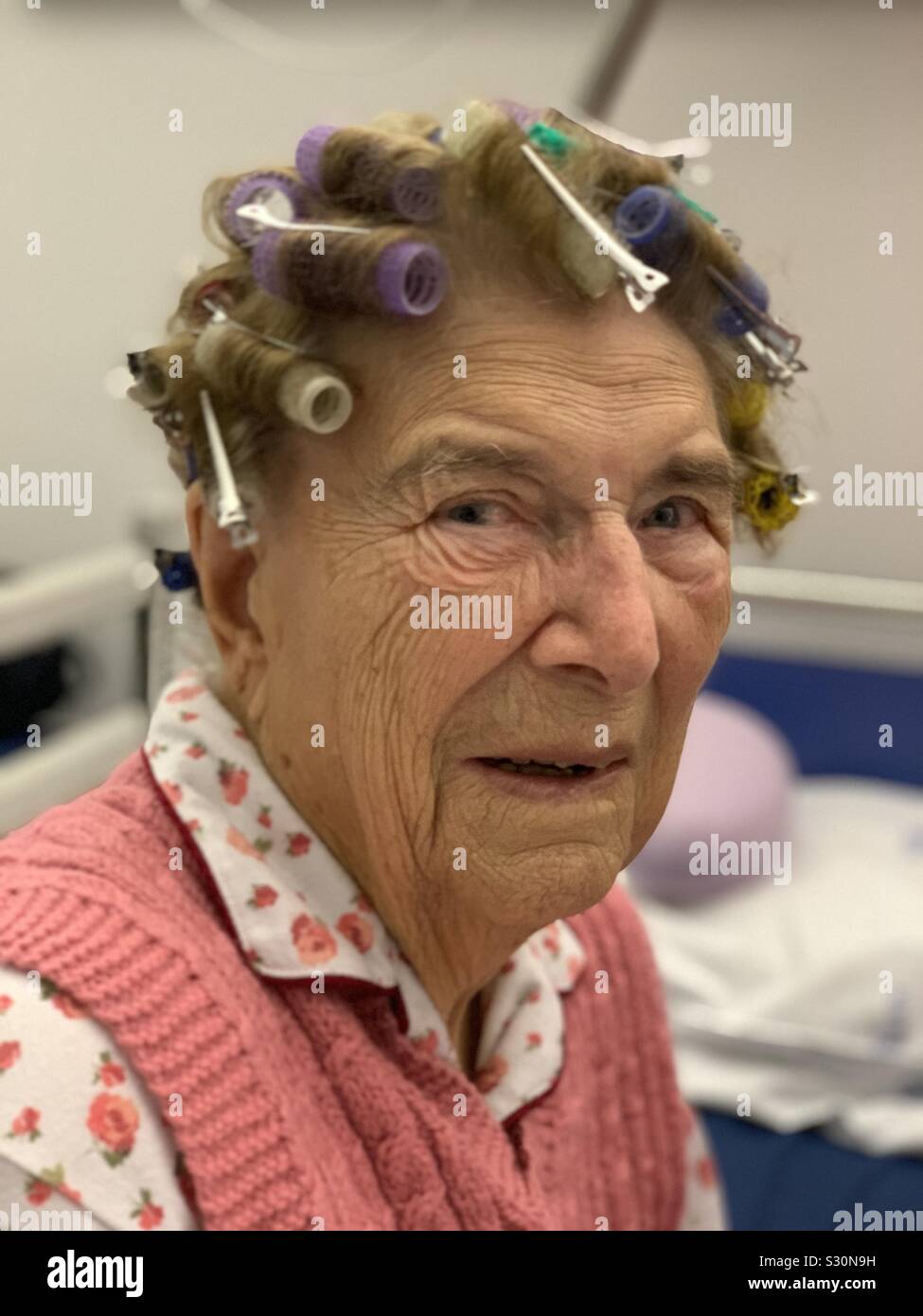 Senior woman with curlers in the hospital, fashion has no age Stock Photo