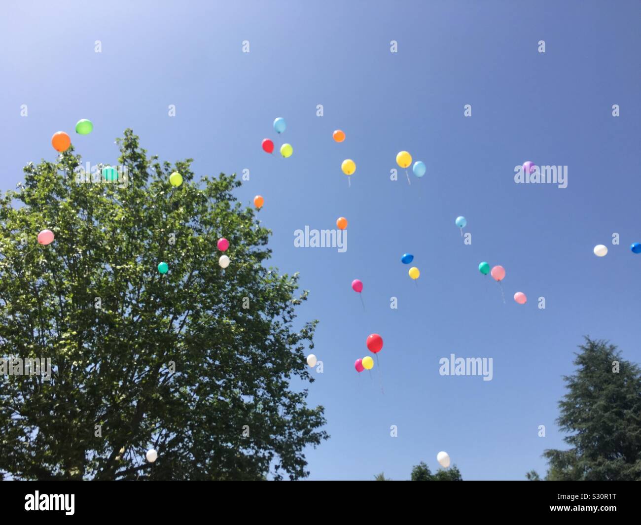 Release balloon hi-res stock photography and images - Alamy