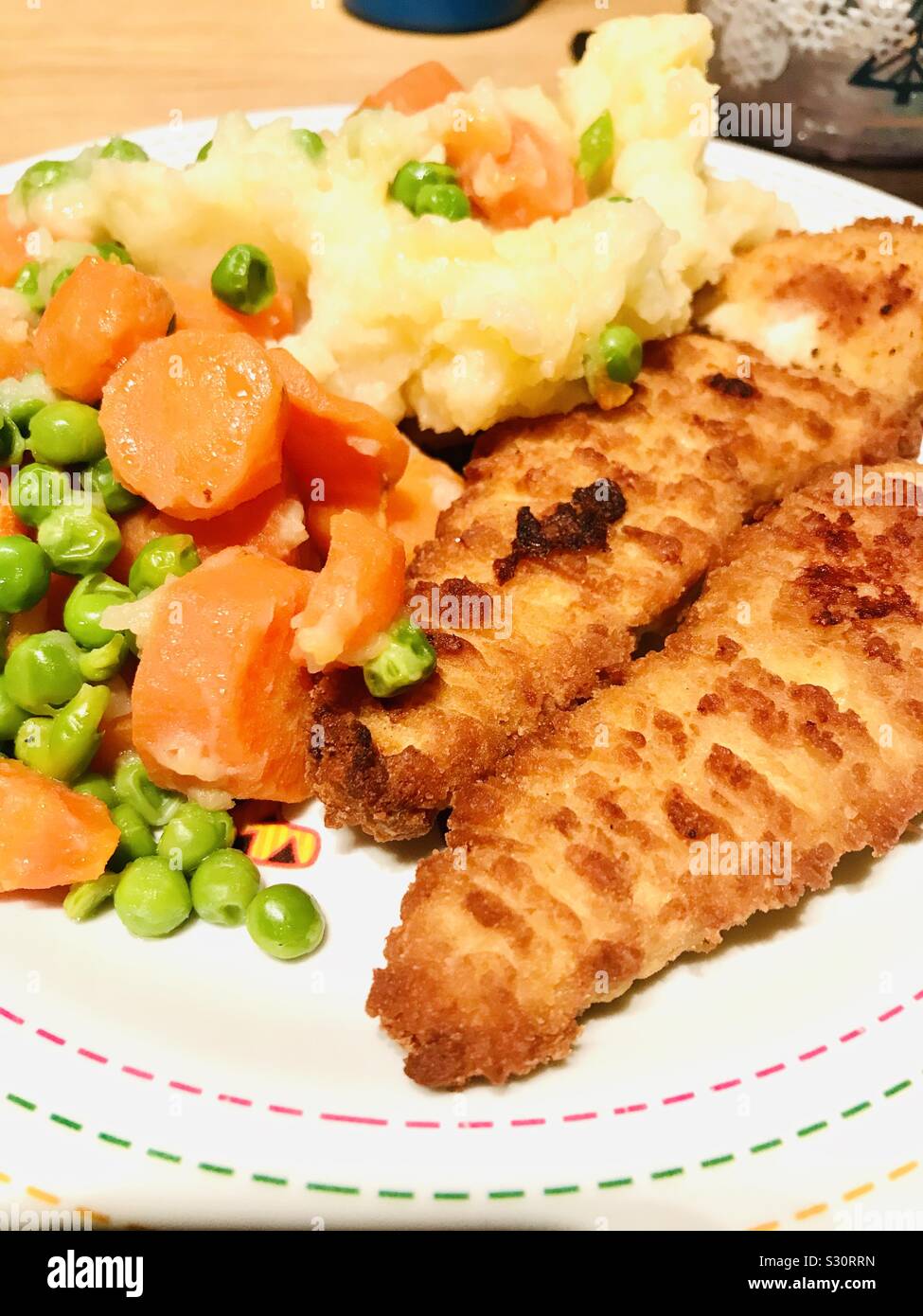 Children’s fish fingers with mashed potatoes and vegetables Stock Photo Alamy