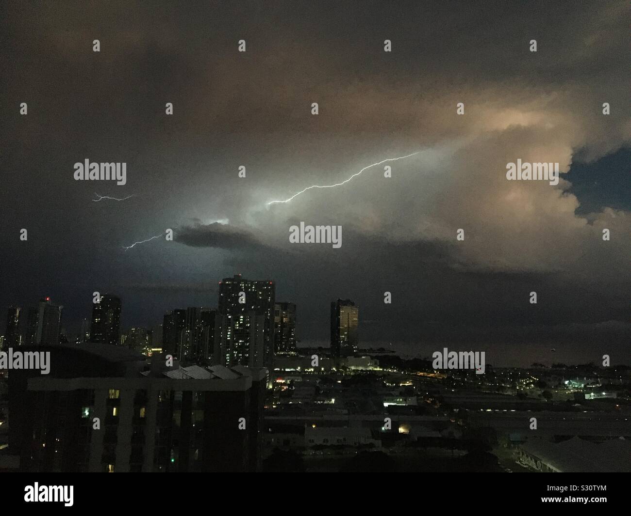 Lightning city hi-res stock photography and images - Alamy
