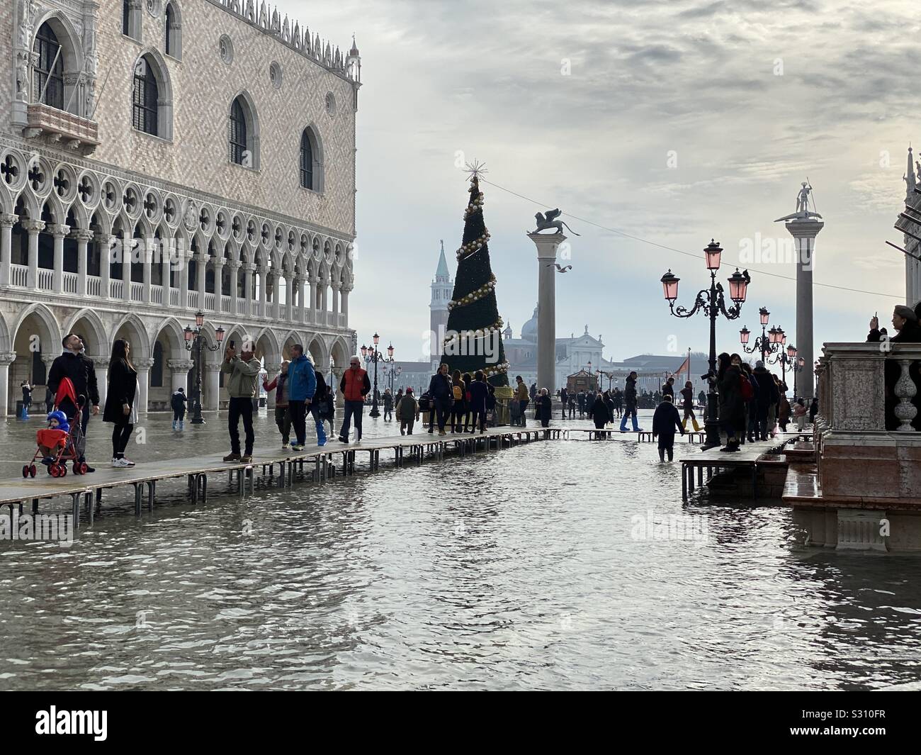 Christmas Flooding in Venice Stock Photo Alamy